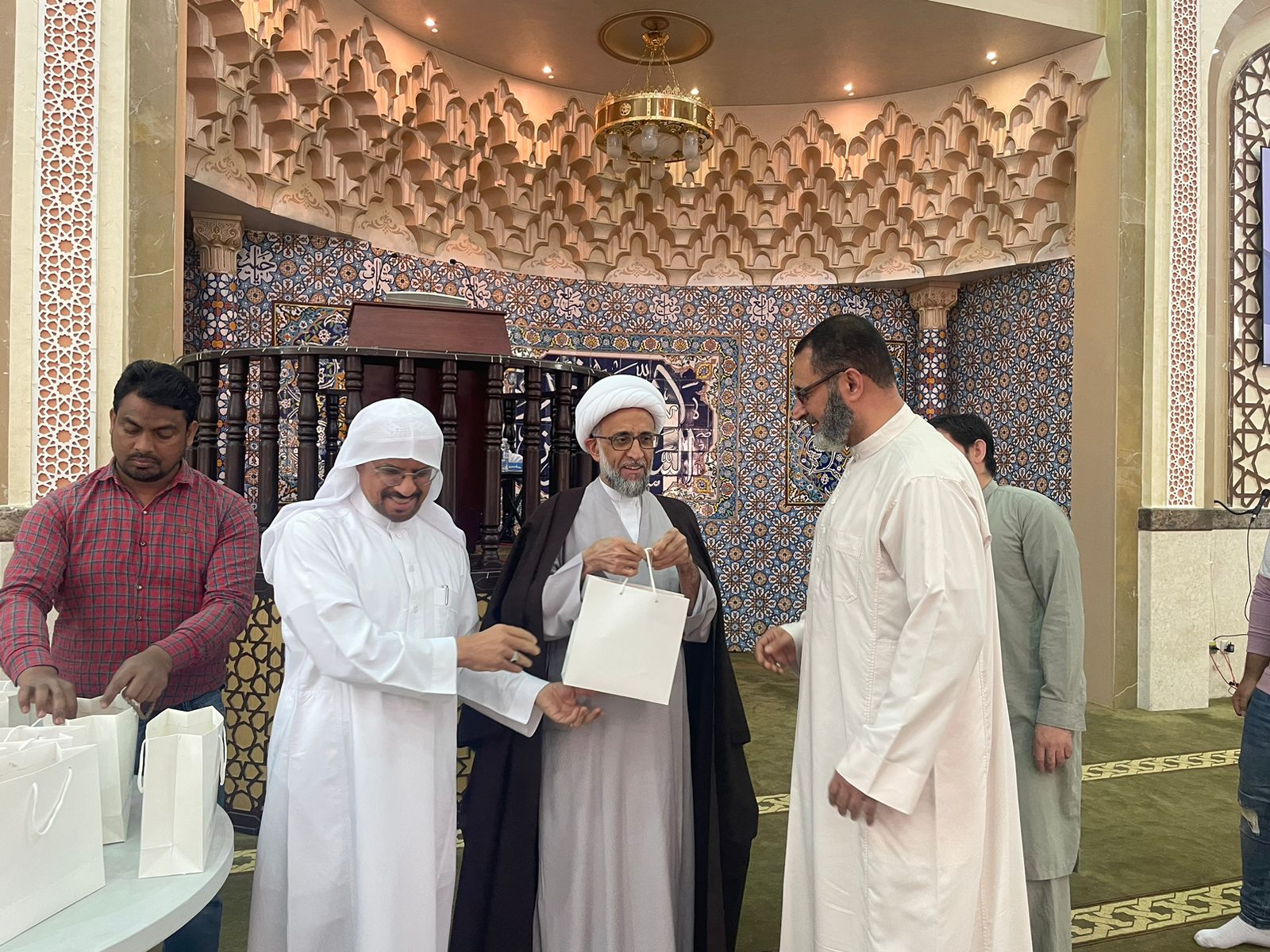 إدارة مسجد الرسالة تم تكريم المصلين