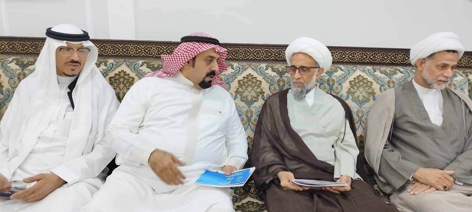 �������